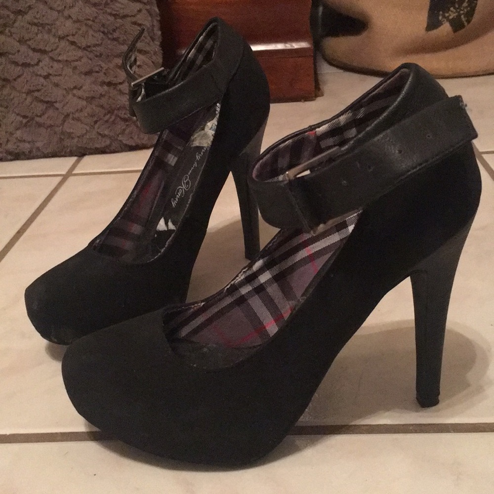Black pumps